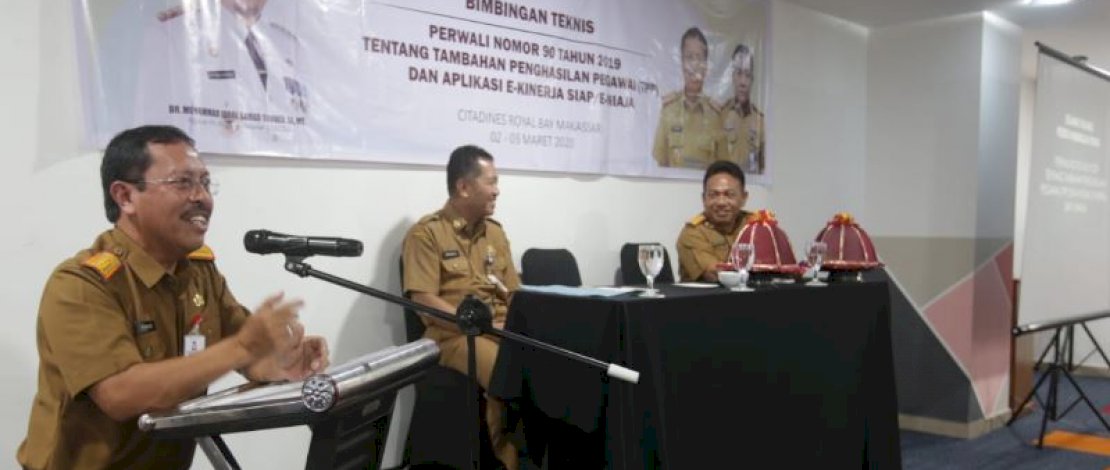 Sekda Kota Makassar, Muh Ansar yang membuka sosialisasi Peraturan Wali Kota Makassar No. 90 Tahun 2019 Tentang Tambahan Penghasilan PNS dan Sistem Aplikasi E-kinerja serta Sosialisasi Sistem Aplikasi Siap/E-Niaja Berbasis Android di Hotel Citadines, Senin (2/3/2020).