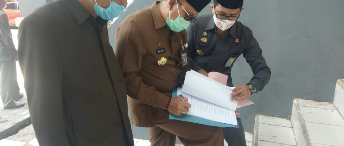 Wakil Ketua DPRD Kota Parepare, Rahmat Sjamsu Alam (kiri), menyaksikan Sekda Kota Parepare, Iwan Asaad menandatangani berkas yang disodorkan Kadispora, Agung Amarung Hamka.