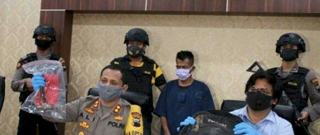 Kapolres Temanggung AKBP Muhammad Ali, memperlihatkan barang bukti pembunuhan yang dilakukan tersangka S. (Sumber: Tribunnews)