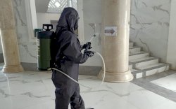 Cegah Corona, Tim Kimia Biologi Radioaktif Brimob Polda Sulsel Semprot Masjid Syekh Yusuf