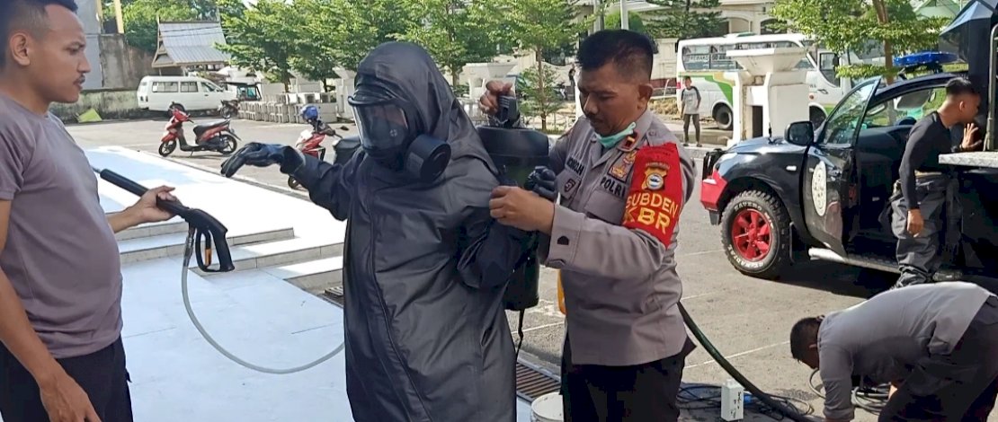Sejumlah anggota tim Kimia Biologi Radioaktif melakukan penyemprotan cairan kimia desinfektan di dalam dan di luar Masjid Agung Syekh Yusuf.