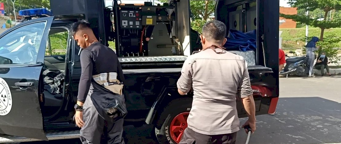 Sejumlah anggota tim Kimia Biologi Radioaktif melakukan penyemprotan cairan kimia desinfektan di dalam dan di luar Masjid Agung Syekh Yusuf.