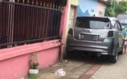 Usai Pegang Payudara Penjaja Kue Keliling, Oknum Driver Ojol Senggol Mobil yang Parkir