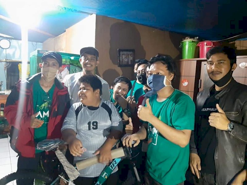 Senyum Bocah Korban Bully Pangkep Saat Terima Beasiswa dari Sespri Prabowo