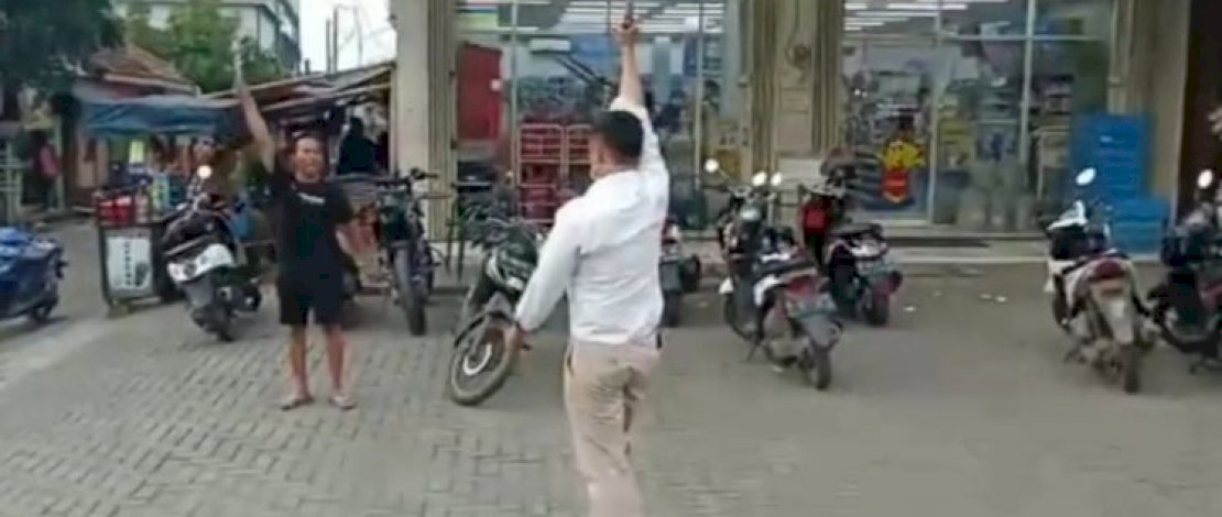 Rahmatullah mengangkat pisau saat polisi memberi tembakan peringatan.