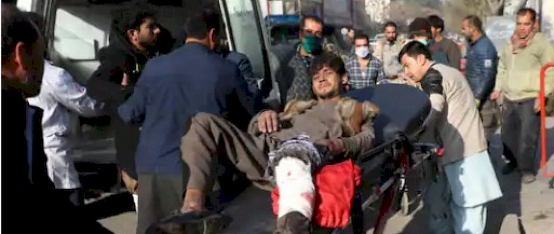 Seorang korban terluka akibat serangan roket di Kabul (Reuters)