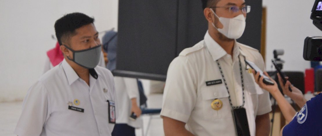 Bupati Sinjai, Andi Seto Gadhista Asapa memberikan keterangan kepada wartawan. Bupati Sinjai, Andi Seto Gadhista Asapa memberikan keterangan kepada wartawan.