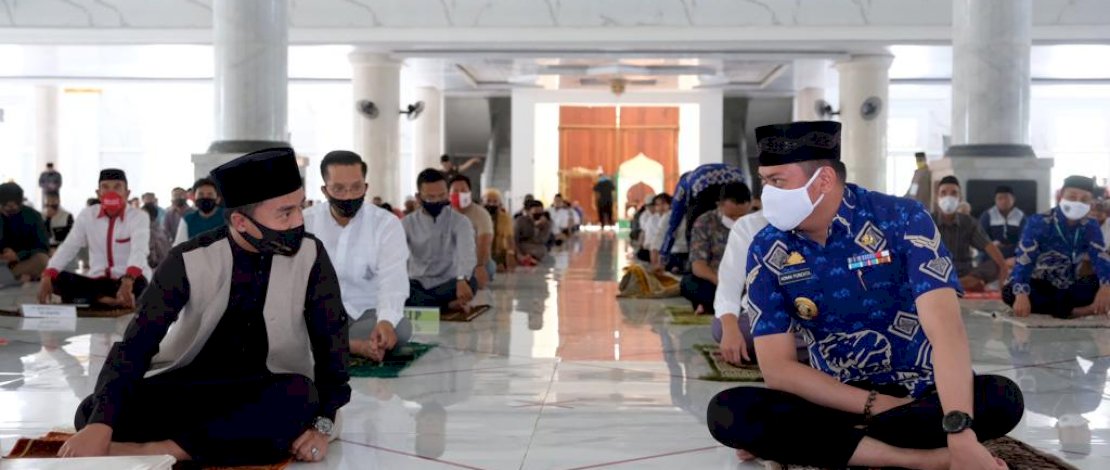 Bupati dan Wakil Bupati Gowa Shalat Jumat Bersama Ustadz Taqy Malik di Masjid Agung Syekh Yusuf