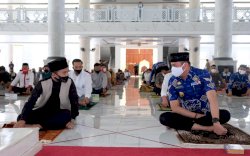 Bupati dan Wakil Bupati Gowa Shalat Jumat Bersama Ustadz Taqy Malik di Masjid Agung Syekh Yusuf