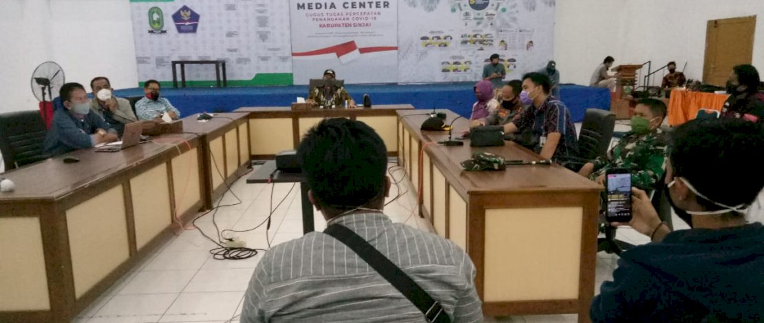 Tim Gugus Tugas Percepatan Penanganan Virus Corona (Covid-19) Pemkab Sinjai kembali menggelar jumpa Pers mengumumkan perkembangan Covid-19 di Kabupaten Sinjai, bertempat di Media Center Gugus Tugas Covid-19 Sinjai, Jumat (15/5/2020)