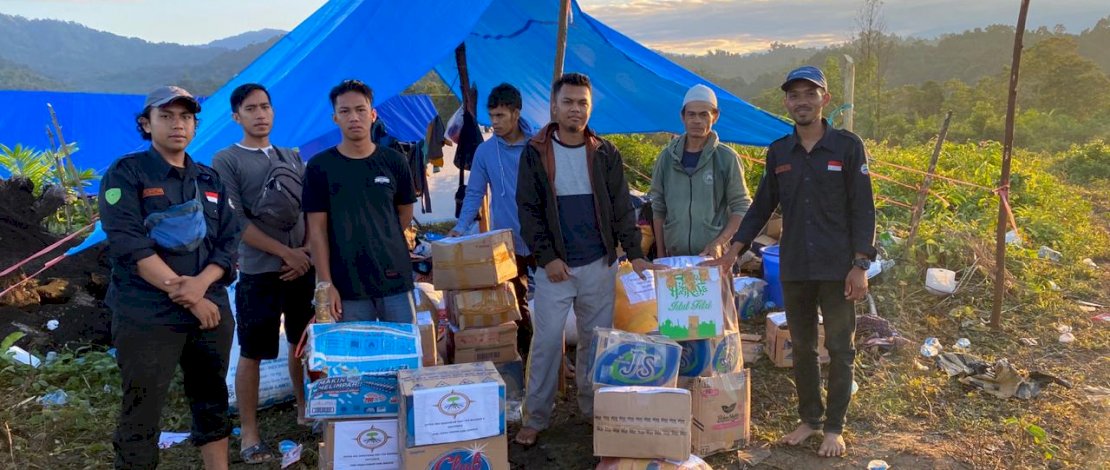 Penyerahan sumbangan untuk korban terdampak bencana banjir bandang Lutra oleh Darpala.