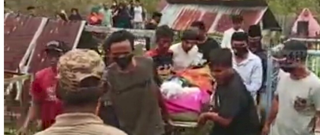 Jenazah MI saat diantar ke pemakaman, Sabtu, (17/10/2020). Jenazah MI saat diantar ke pemakaman, Sabtu, (17/10/2020).