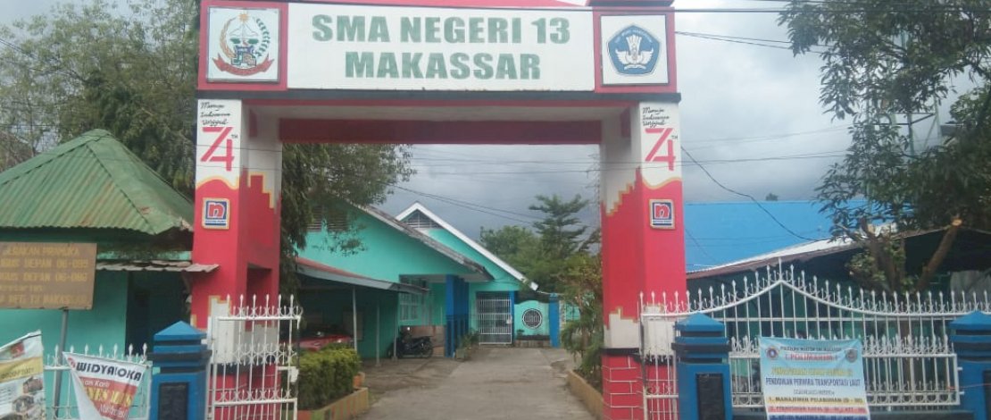 Dg. Siamak menunjuk plafon SMAN 13 yang dibobol pencuri. 