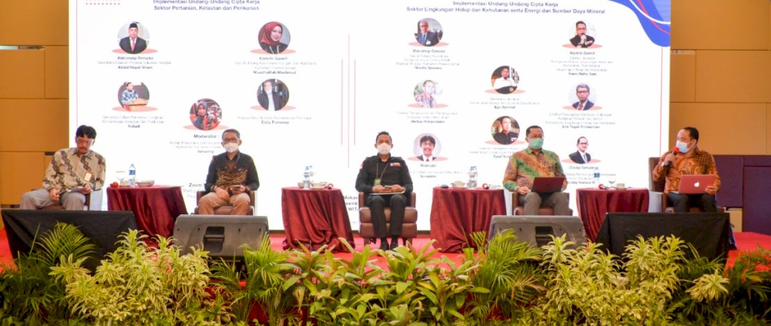 Suasana &ldquo;Serap Aspirasi UU Cipta Kerja&rdquo; digelar di Makassar, Sulawesi Selatan, Rabu, 2 Desember 2020.