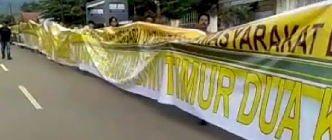 Spanduk sepanjang 100 meter bentuk dukungan untuk Thorig Husler-Budiman.