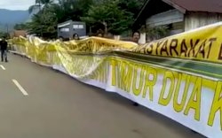 Dukung Husler-Budiman, Puncak Indah Community Bentangkan Baliho  Sepanjang 100 Meter