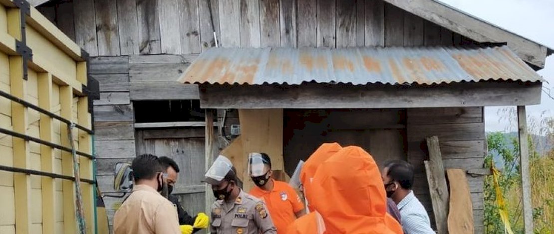 Polisi melakukan olah TKP pembunuhan. (Sumber: Kompas)