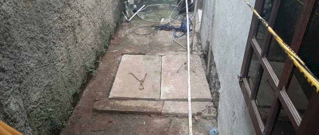 TKP penemuan jasad Bunda Maya, juga warga yang memadati rumah korban. (Sumber: Detik)