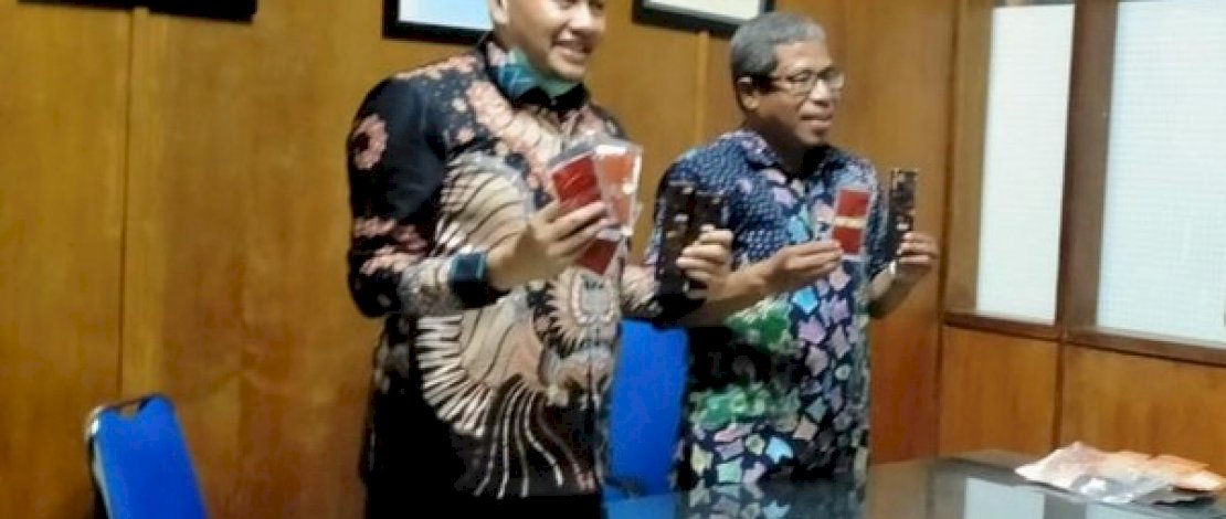 Dua peneliti Unair, memperlihatkan hasil temuannya. (Istimewa)