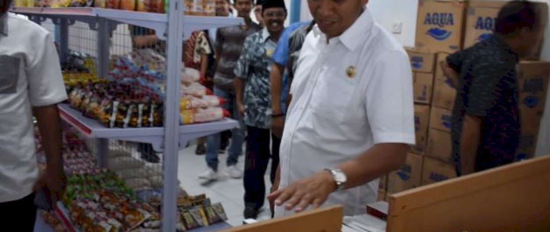 Syamsari Kitta meninjau salah satu toko kebutuhan pokok di Takalar.