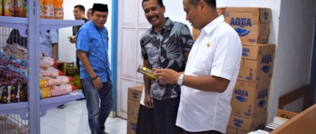 Syamsari Kitta meninjau salah satu toko kebutuhan pokok di Takalar.