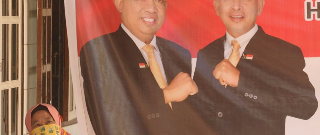 Seorang ibu warga Mandai di belakang spanduk Tajerimin-Havid.