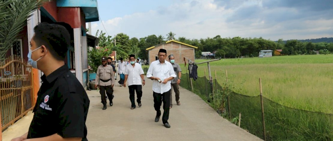 Andi Tajerimin berjalan kaki menuju lokasi kampanye tatap muka di Manjalling, Bantimurung.