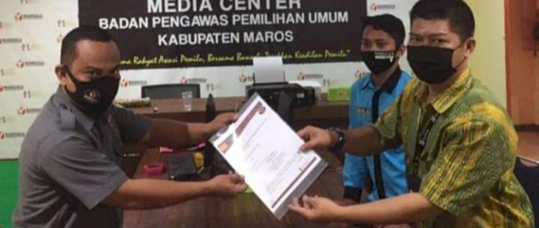Ketua Tim Legal Tahfidz, Andi Azis Maskur (kanan) menyerahkan laporan kepada Ketua Bawaslu Maros, Sufirman. Ketua Tim Legal Tahfidz, Andi Azis Maskur (kanan) menyerahkan laporan kepada Ketua Bawaslu Maros, Sufirman.