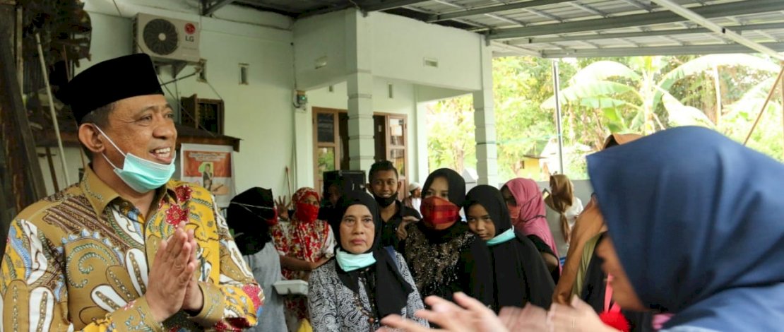 Andi Tajerimin berinteraksi dengan masyarakat Kassi, Maros.