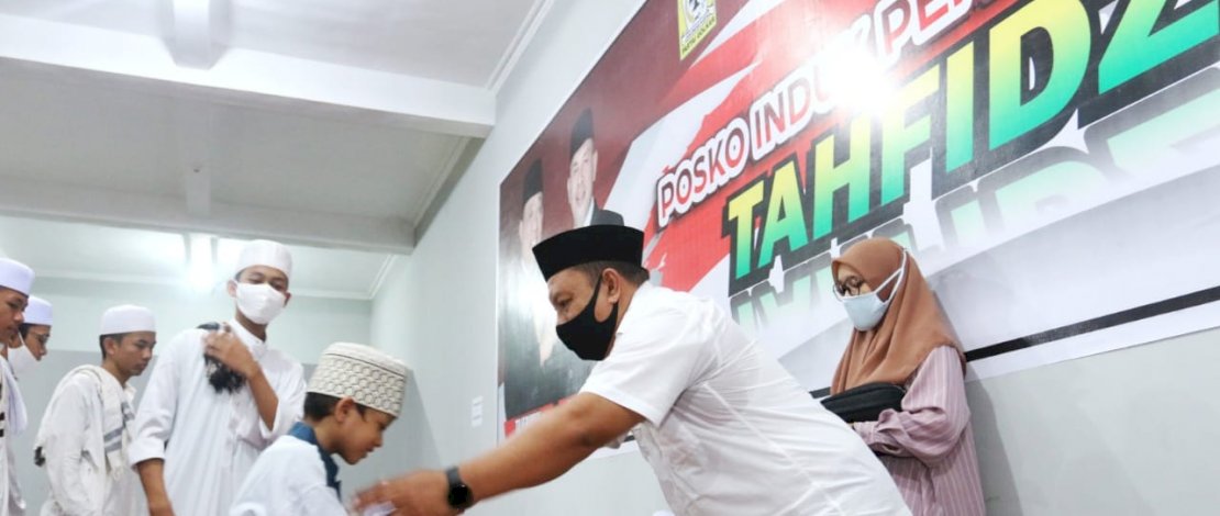 Ketua Tim Keluarga Tahfidz, Nurhasan, menyalami salah seorang santri di Posko Induk Pemenangan Tahfidz, tadi malam.