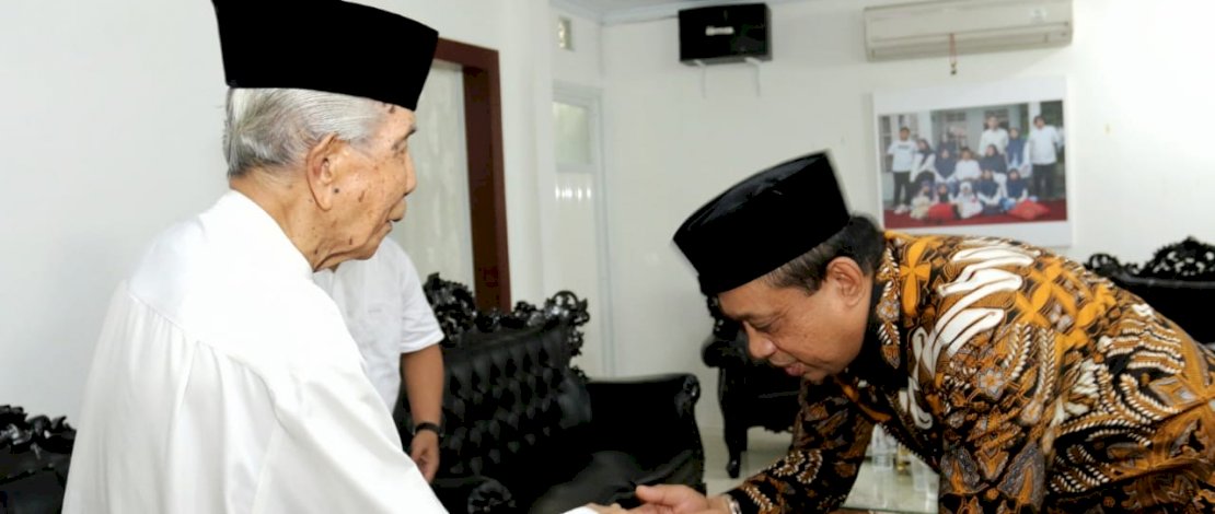 Andi Tajerimin menyalami AGH Sanusi Baco di kediaman sang anregurutta, Jl Kelapa Tiga Makassar. Andi Tajerimin menyalami AGH Sanusi Baco di kediaman sang anregurutta, Jl Kelapa Tiga Makassar.