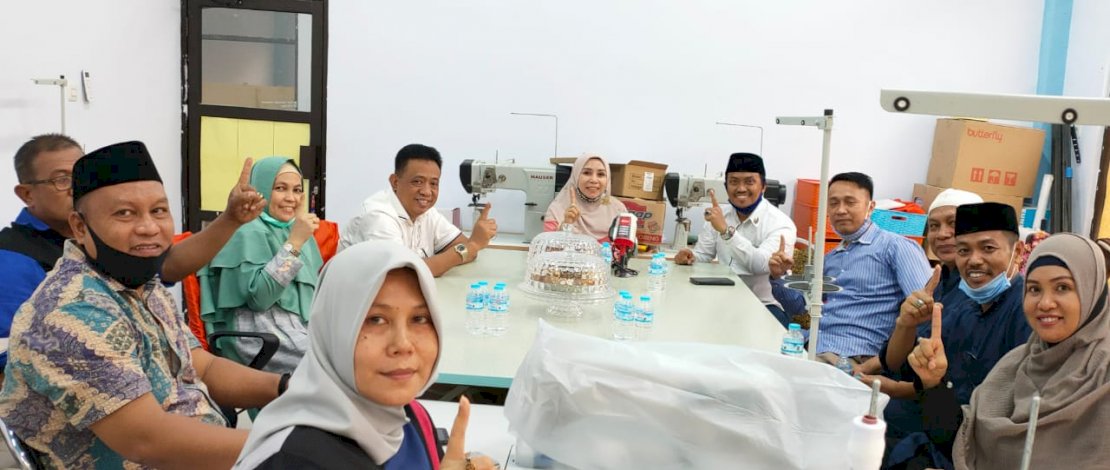 Andi Tajerimin bersama tim meninjau ruang menjahit Pesantren Mambaul Ulum Al Firdaus Tompobalang, Leang-leang.