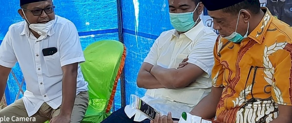 Andi Tajerimin (kanan) bersama Andi Patarai Amir (tengah) dan Muhammad Ilyas "Cika" membahas jahe Mallawa.