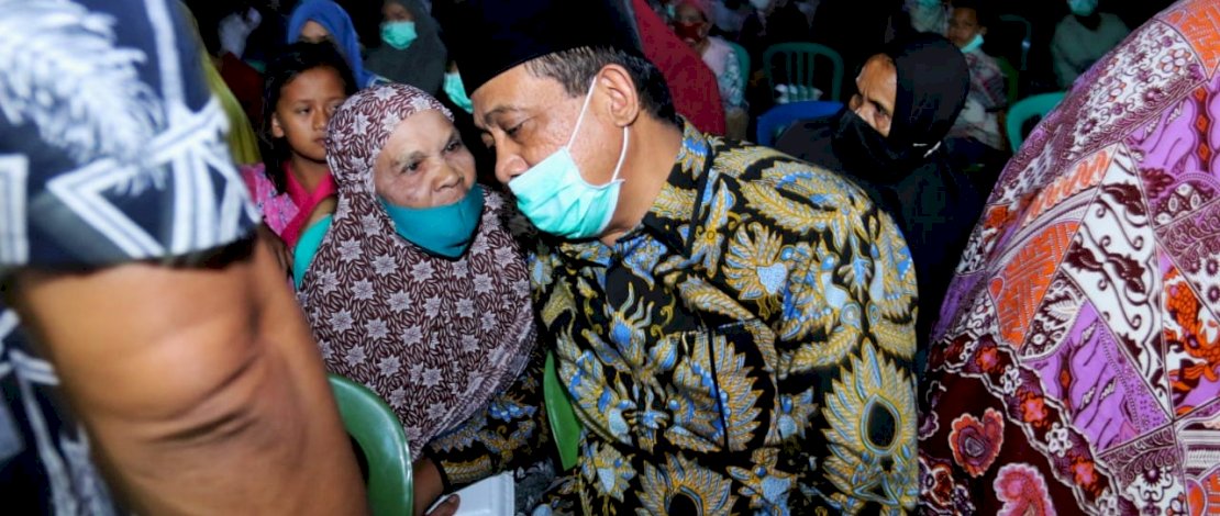 Andi Tajerimin (kanan) menyimak keluhan warga warga Desa Kurusumange, Kecamatan Tanralili.