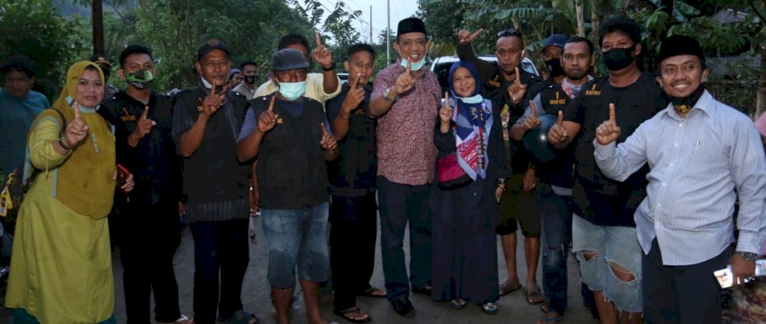 Andi Tajerimin bersama komunitas tukang ojek di wilayah Bantimurung.