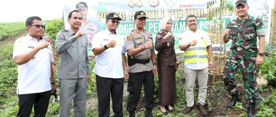 Dukung Program Polri, Iqbal Suhaeb Tanam Pohon Bersama Forkopimda