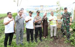 Dukung Program Polri, Iqbal Suhaeb Tanam Pohon Bersama Forkopimda