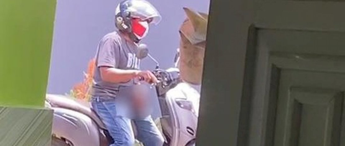 Tangkapan layar video pria pamer alat vital.