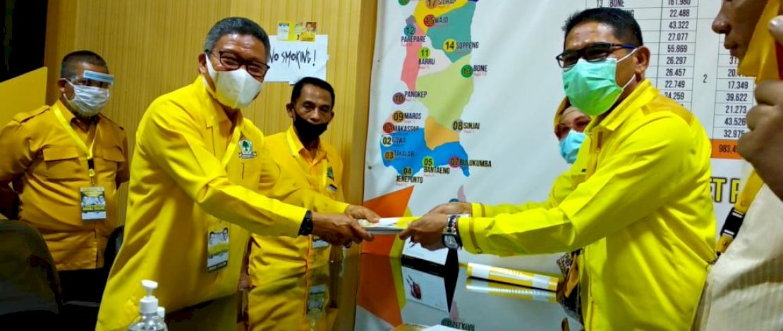 HM Taufan Pawe mengembalikan formulir pendaftaran bakal calon ketua formatur DPD I Golkar Sulsel. HM Taufan Pawe mengembalikan formulir pendaftaran bakal calon ketua formatur DPD I Golkar Sulsel.