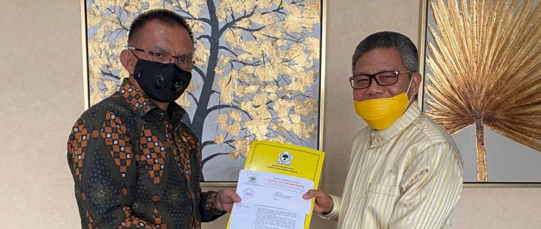 Sekjen DPP Partai Golkar, Lodewijk F Paulus (kiri), menyerahkan SK Kepengurusan DPD I Partai Golkar Sulsel. Sekjen DPP Partai Golkar, Lodewijk F Paulus (kiri), menyerahkan SK Kepengurusan DPD I Partai Golkar Sulsel.