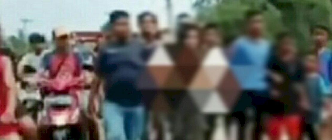 Gadis yang dipergoki mesum diarak dengan telanjang dada.