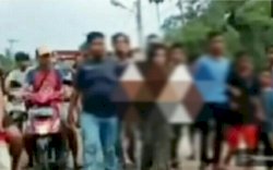 Beberapa Kali Dipergoki Mesum, Gadis Ini Akhirnya Diarak Telanjang Dada