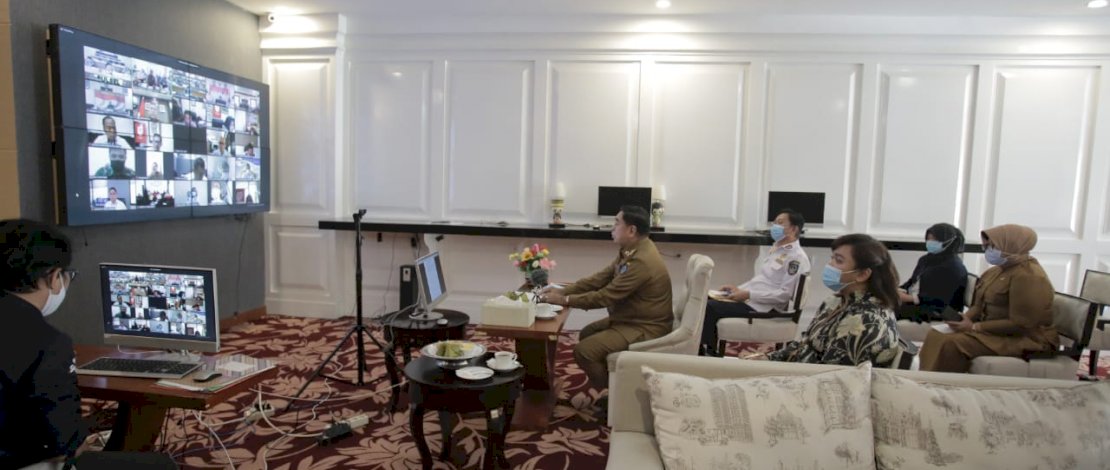 Suasana video confrence Sekretaris Daerah (Sekda) Sulsel Abdul Hayat Gani dan Plt Kepala Biro Protokol Istana, di Baruga Lounge Kantor Gubernur, Senin, 9 November 2020.