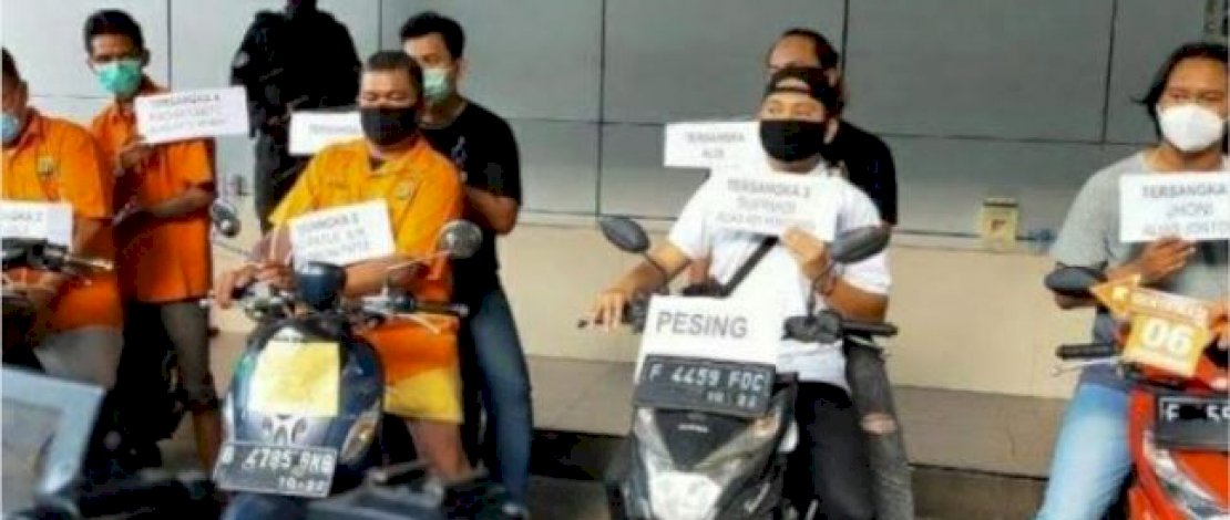 Para tersangka saat memperagakan adegan di Mapolda Metro Jaya.