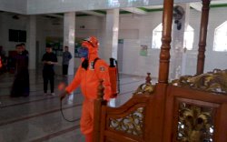 Selain Rumah Warga, Tim DP Juga Semprotkan Disinfektan di Rumah Ibadah