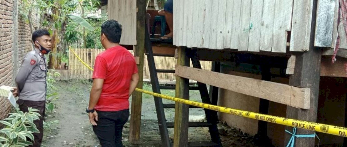 Rumah yang menjadi TKP pembacokan, dipasangi garis polisi.
