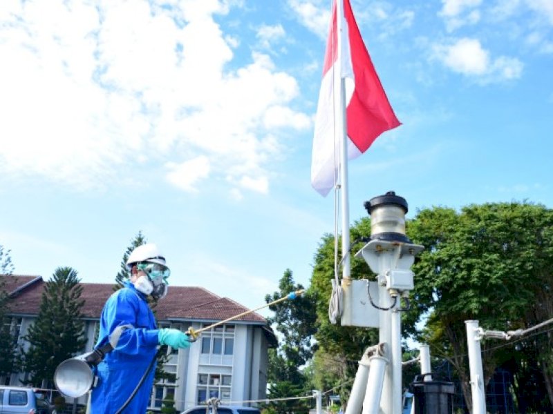 Subsatgas Covid-19 Lantamal VI Sterilkan Kapal Perang KRI Sampari-628 Saat Sandar di Makassar