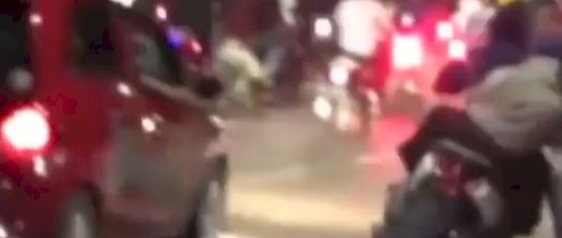 Tangkapan layar video, pengemudi Brio merah AS, menodongkan air softgun, hingga terjebak saat hendak belok ke Mapolsek Rappocini, lalu kabur meminta perlindungan.