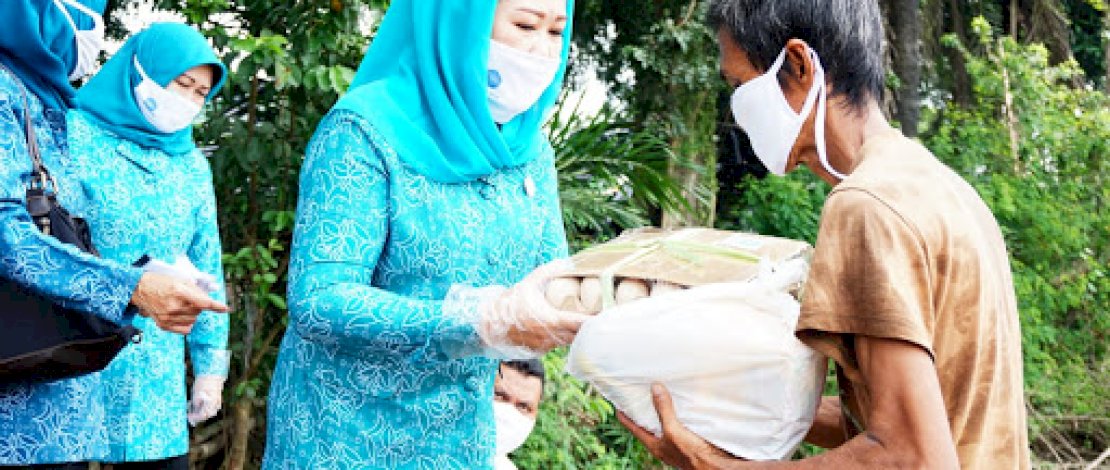 Tim Penggerak PKK Sumsel, membagikan paket sembako kepada warga yang membutuhkan.