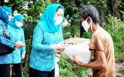 TP PKK Sumsel Bagikan Paket Sembako